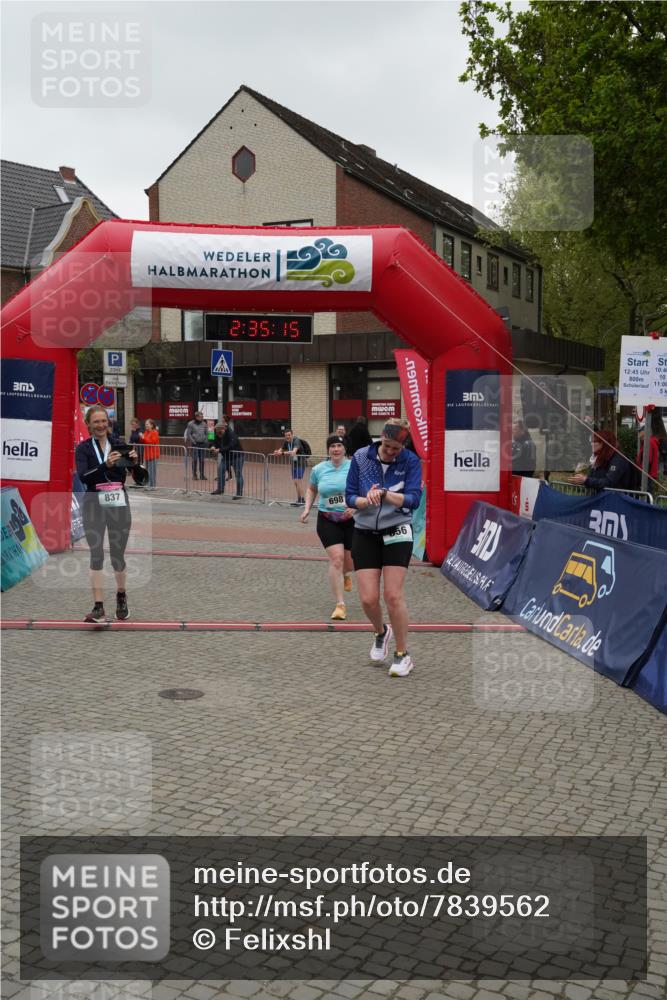 04.05.2025 - 8. Wedeler Halbmarathon Felixshl http://msf.ph/oto/7839562 04.05.2025 12:35:12 Ziel 698, 856 meine-sportfotos.de