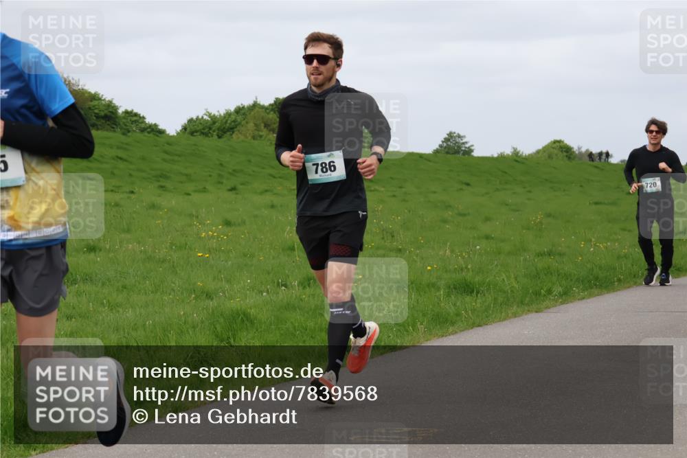 04.05.2025 - 8. Wedeler Halbmarathon Lena Gebhardt http://msf.ph/oto/7839568 04.05.2025 11:44:15 Laufen 5, 786, 720 meine-sportfotos.de
