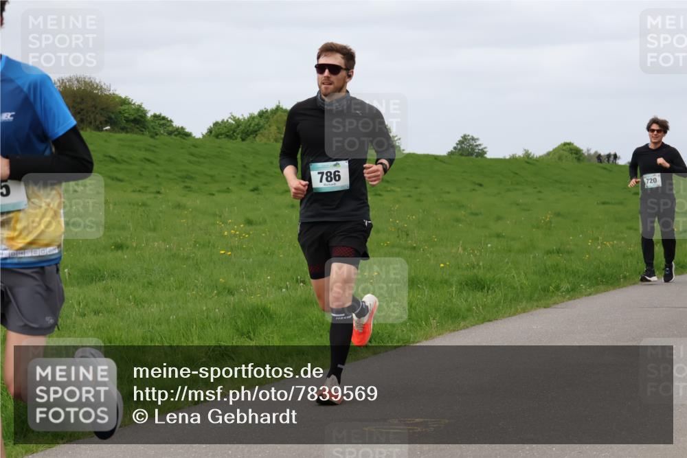 04.05.2025 - 8. Wedeler Halbmarathon Lena Gebhardt http://msf.ph/oto/7839569 04.05.2025 11:44:15 Laufen 786, 720 meine-sportfotos.de
