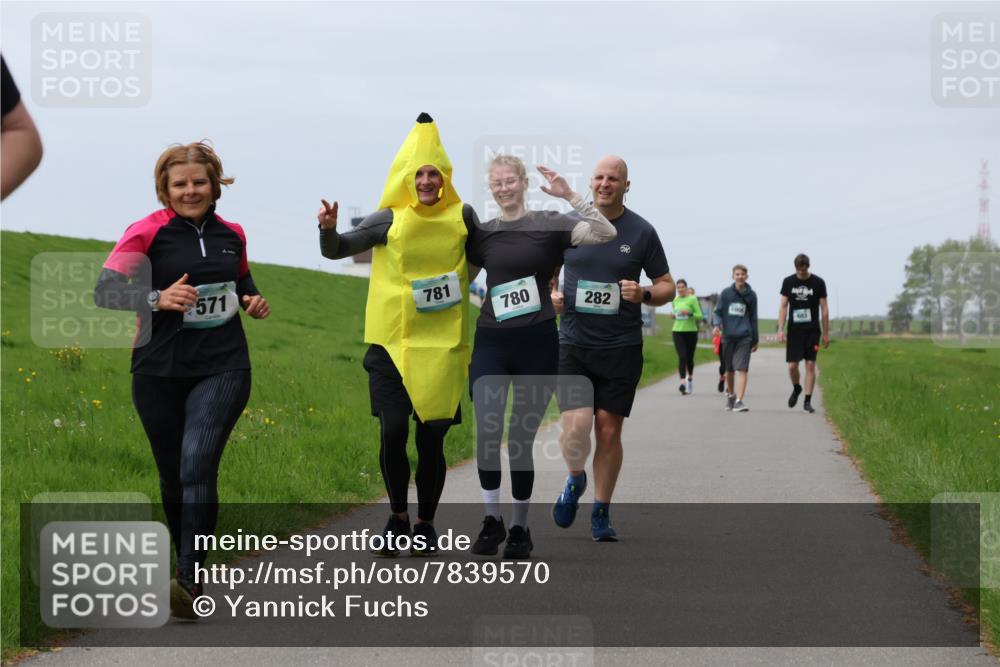 04.05.2025 - 8. Wedeler Halbmarathon Yannick Fuchs http://msf.ph/oto/7839570 04.05.2025 12:04:38 Laufen 571, 781, 780, 282, 1005 meine-sportfotos.de