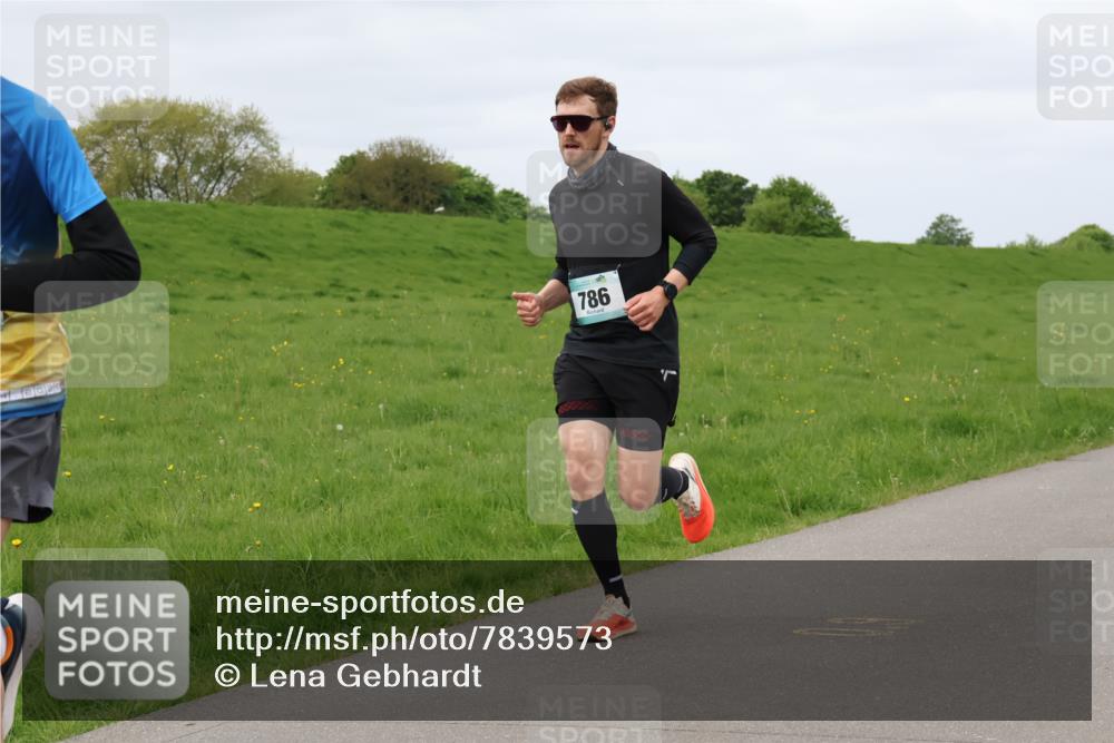 04.05.2025 - 8. Wedeler Halbmarathon Lena Gebhardt http://msf.ph/oto/7839573 04.05.2025 11:44:15 Laufen 2025, 786 meine-sportfotos.de