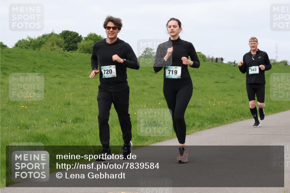 04.05.2025 - 8. Wedeler Halbmarathon Lena Gebhardt http://msf.ph/oto/7839584 04.05.2025 11:44:18 Laufen 720, 719, 343 meine-sportfotos.de