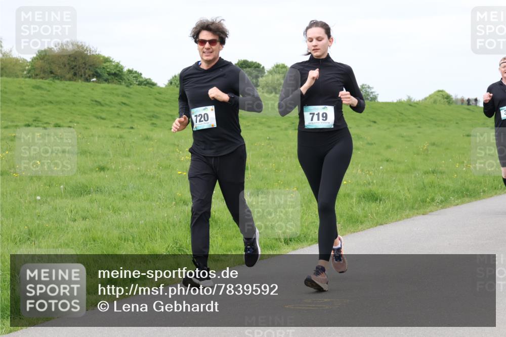 04.05.2025 - 8. Wedeler Halbmarathon Lena Gebhardt http://msf.ph/oto/7839592 04.05.2025 11:44:19 Laufen 720, 719 meine-sportfotos.de