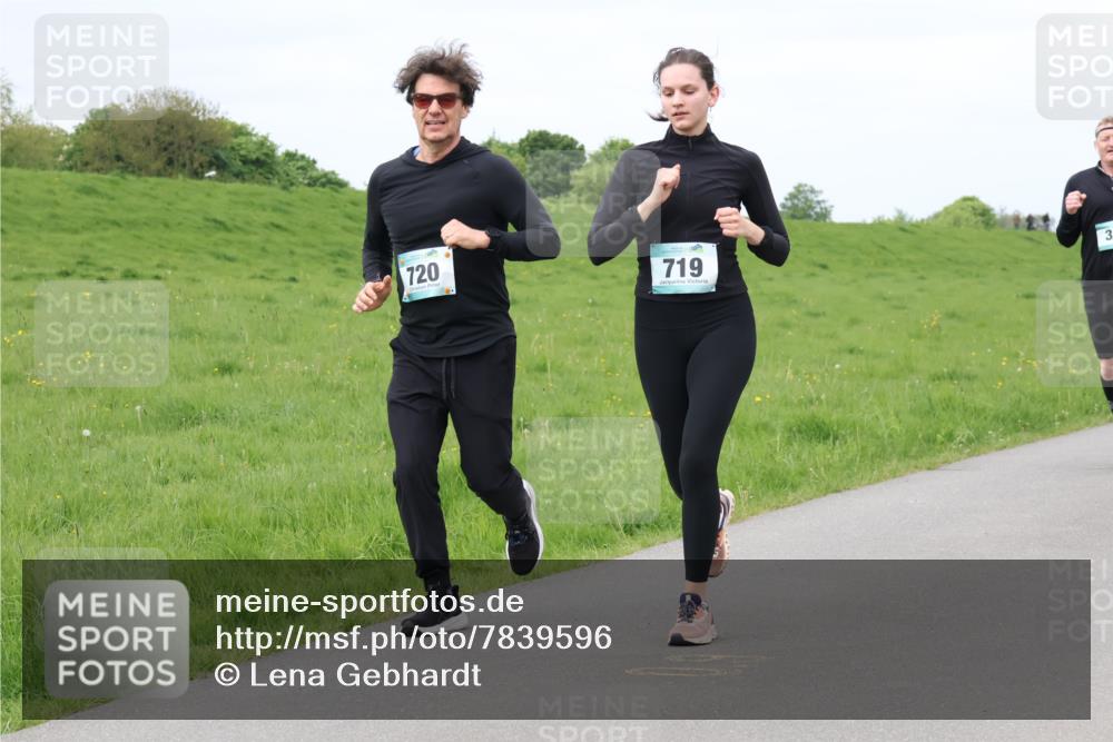 04.05.2025 - 8. Wedeler Halbmarathon Lena Gebhardt http://msf.ph/oto/7839596 04.05.2025 11:44:19 Laufen 720, 719, 3 meine-sportfotos.de
