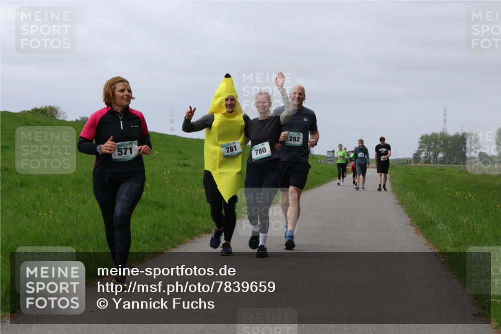 04.05.2025 - 8. Wedeler Halbmarathon Yannick Fuchs http://msf.ph/oto/7839659 04.05.2025 12:04:40 Laufen 571, 781, 282, 780 meine-sportfotos.de