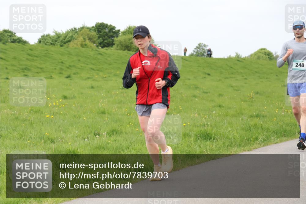 04.05.2025 - 8. Wedeler Halbmarathon Lena Gebhardt http://msf.ph/oto/7839703 04.05.2025 11:45:14 Laufen 248 meine-sportfotos.de