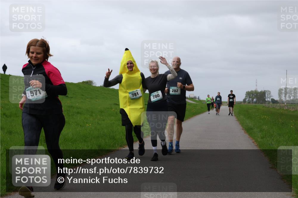 04.05.2025 - 8. Wedeler Halbmarathon Yannick Fuchs http://msf.ph/oto/7839732 04.05.2025 12:04:42 Laufen 571, 781, 282, 780 meine-sportfotos.de
