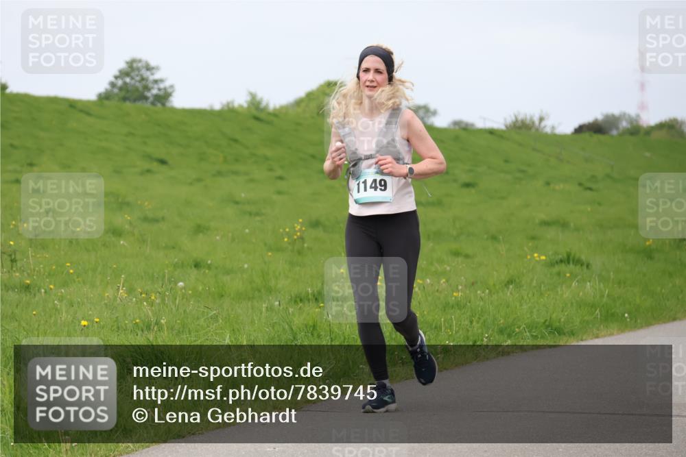 04.05.2025 - 8. Wedeler Halbmarathon Lena Gebhardt http://msf.ph/oto/7839745 04.05.2025 11:45:32 Laufen 1149 meine-sportfotos.de