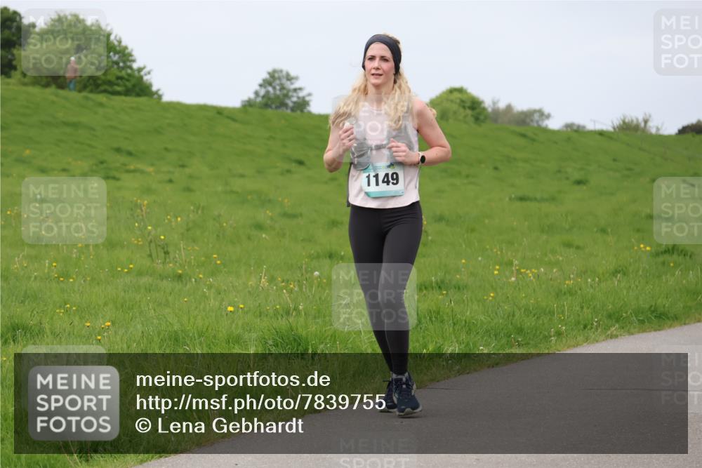 04.05.2025 - 8. Wedeler Halbmarathon Lena Gebhardt http://msf.ph/oto/7839755 04.05.2025 11:45:33 Laufen 1149 meine-sportfotos.de
