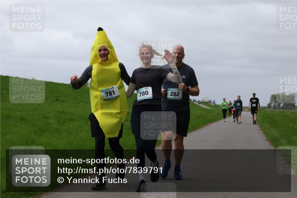 04.05.2025 - 8. Wedeler Halbmarathon Yannick Fuchs http://msf.ph/oto/7839791 04.05.2025 12:04:42 Laufen 781, 780, 282, 320 meine-sportfotos.de
