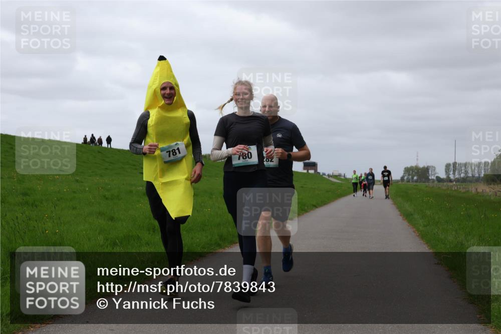 04.05.2025 - 8. Wedeler Halbmarathon Yannick Fuchs http://msf.ph/oto/7839843 04.05.2025 12:04:43 Laufen 781, 780, 1 meine-sportfotos.de