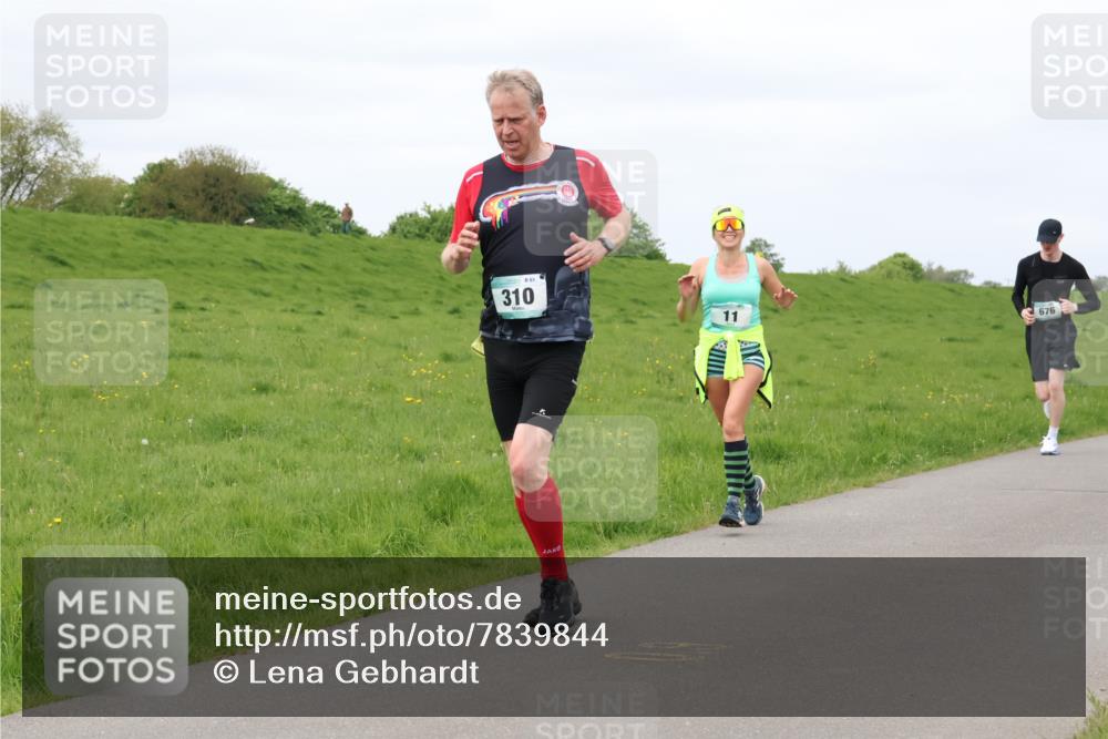 04.05.2025 - 8. Wedeler Halbmarathon Lena Gebhardt http://msf.ph/oto/7839844 04.05.2025 11:45:59 Laufen 861, 310, 11, 676 meine-sportfotos.de