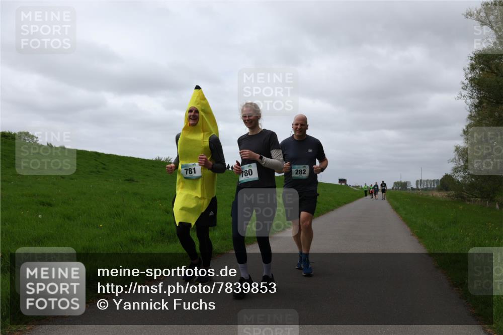 04.05.2025 - 8. Wedeler Halbmarathon Yannick Fuchs http://msf.ph/oto/7839853 04.05.2025 12:04:45 Laufen 781, 780, 282 meine-sportfotos.de