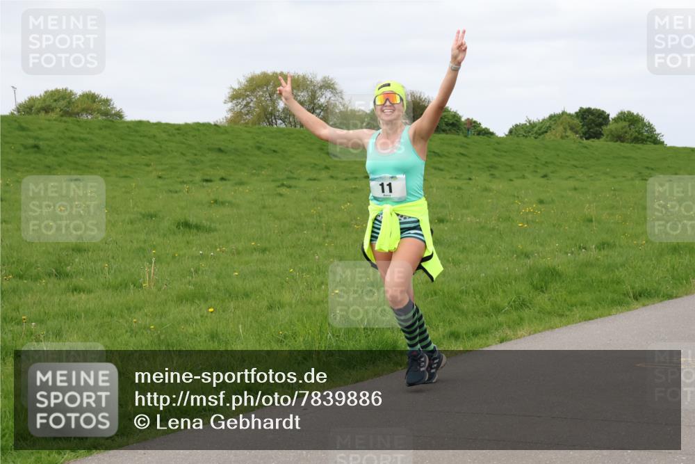 04.05.2025 - 8. Wedeler Halbmarathon Lena Gebhardt http://msf.ph/oto/7839886 04.05.2025 11:46:01 Laufen 11 meine-sportfotos.de