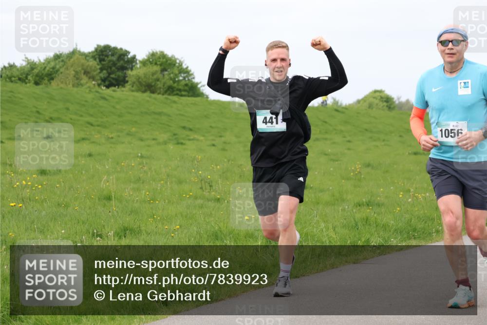 04.05.2025 - 8. Wedeler Halbmarathon Lena Gebhardt http://msf.ph/oto/7839923 04.05.2025 11:46:05 Laufen 441, 42, 1056 meine-sportfotos.de
