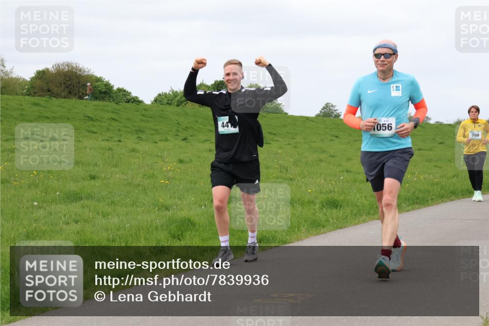 04.05.2025 - 8. Wedeler Halbmarathon Lena Gebhardt http://msf.ph/oto/7839936 04.05.2025 11:46:06 Laufen 44, 84, 056, 766 meine-sportfotos.de