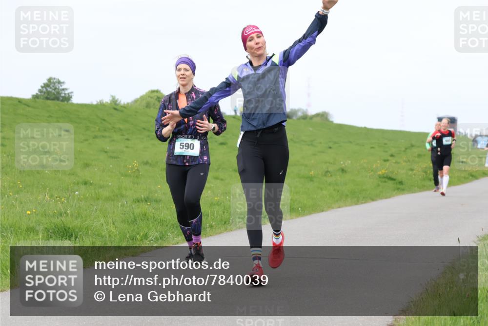 04.05.2025 - 8. Wedeler Halbmarathon Lena Gebhardt http://msf.ph/oto/7840039 04.05.2025 11:46:34 Laufen 590, 985 meine-sportfotos.de