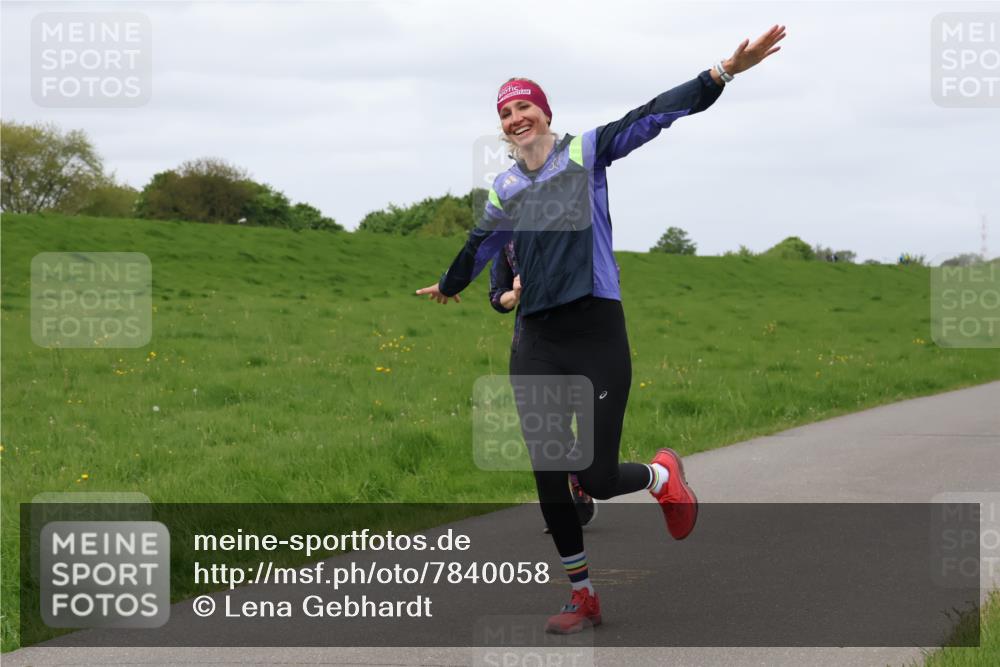 04.05.2025 - 8. Wedeler Halbmarathon Lena Gebhardt http://msf.ph/oto/7840058 04.05.2025 11:46:36 Laufen  meine-sportfotos.de
