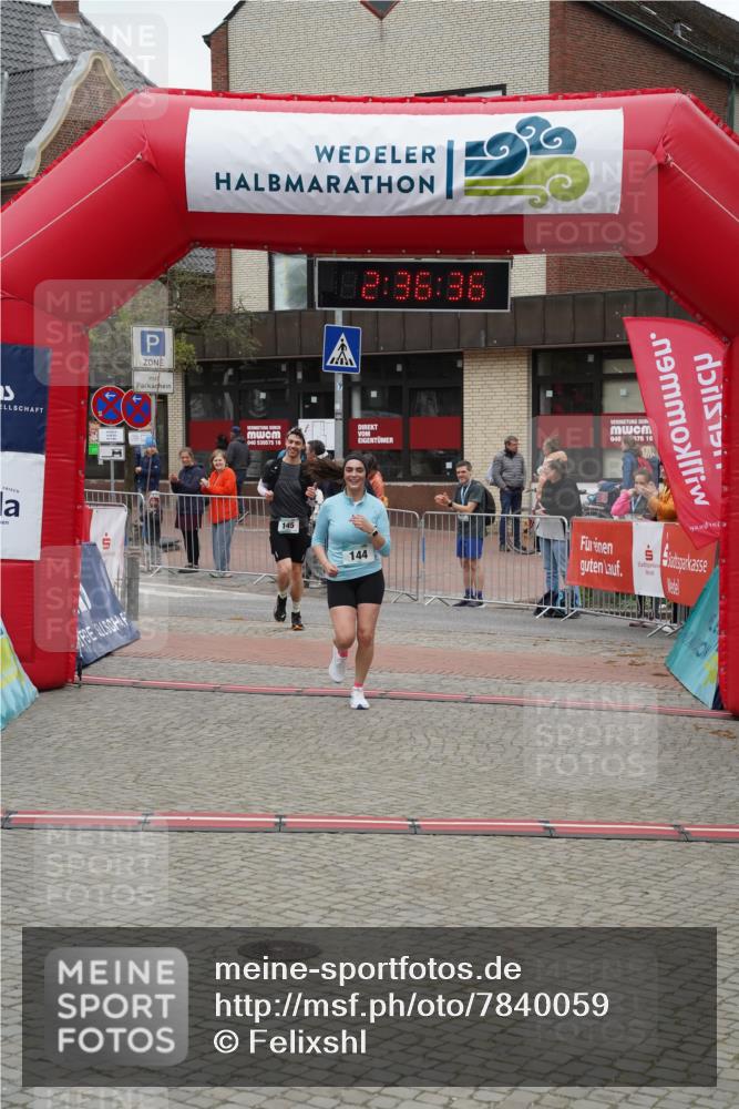 04.05.2025 - 8. Wedeler Halbmarathon Felixshl http://msf.ph/oto/7840059 04.05.2025 12:36:34 Ziel 144, 145 meine-sportfotos.de