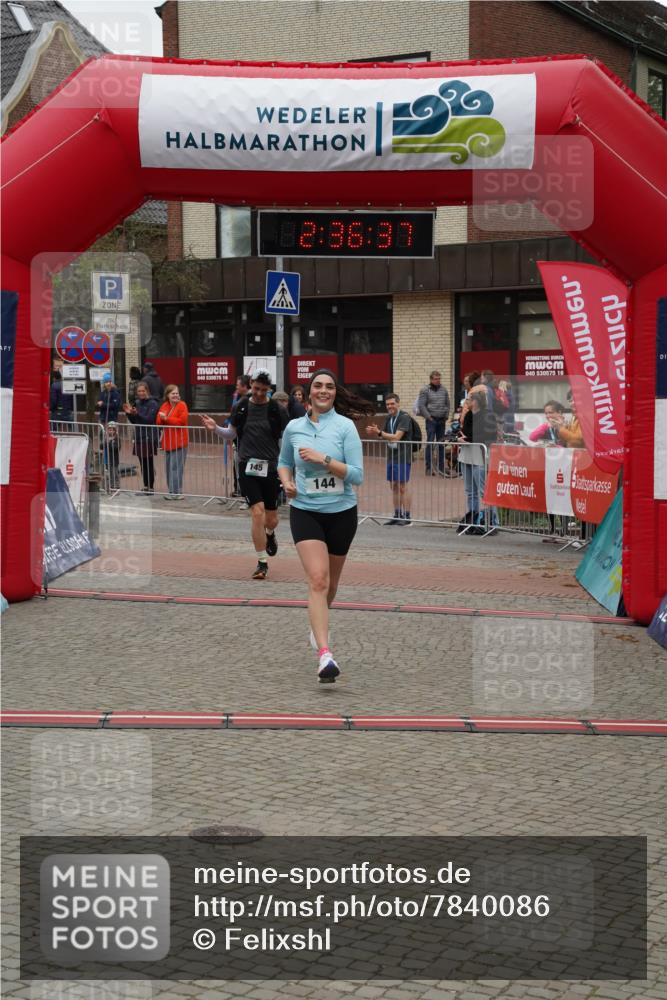 04.05.2025 - 8. Wedeler Halbmarathon Felixshl http://msf.ph/oto/7840086 04.05.2025 12:36:35 Ziel 144, 145 meine-sportfotos.de