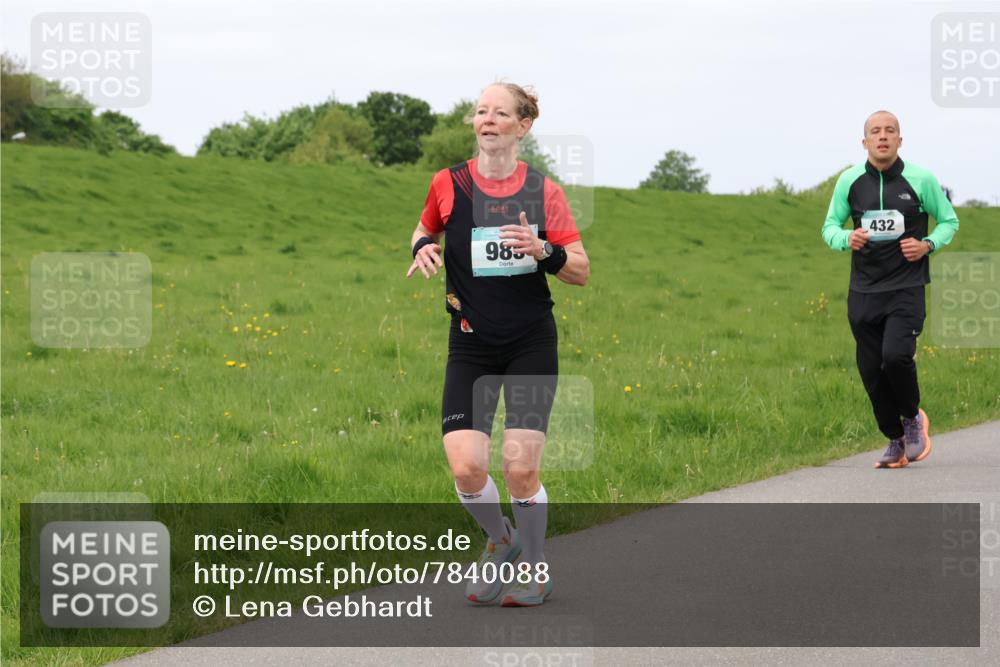 04.05.2025 - 8. Wedeler Halbmarathon Lena Gebhardt http://msf.ph/oto/7840088 04.05.2025 11:46:45 Laufen 985, 432 meine-sportfotos.de