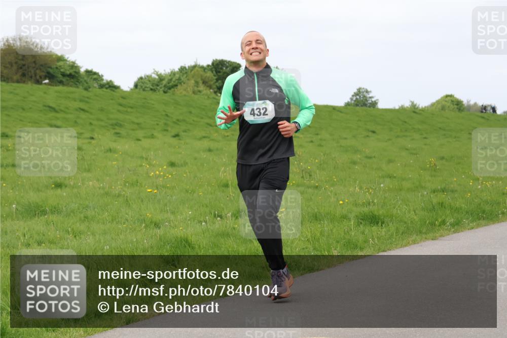 04.05.2025 - 8. Wedeler Halbmarathon Lena Gebhardt http://msf.ph/oto/7840104 04.05.2025 11:46:47 Laufen 432 meine-sportfotos.de
