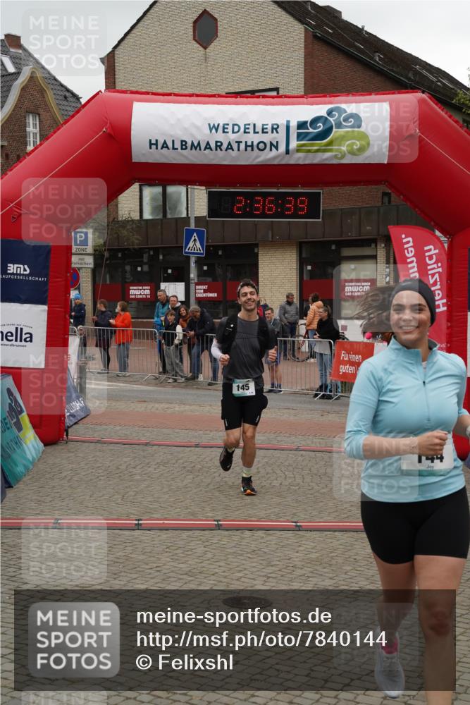 04.05.2025 - 8. Wedeler Halbmarathon Felixshl http://msf.ph/oto/7840144 04.05.2025 12:36:37 Ziel 144, 145 meine-sportfotos.de