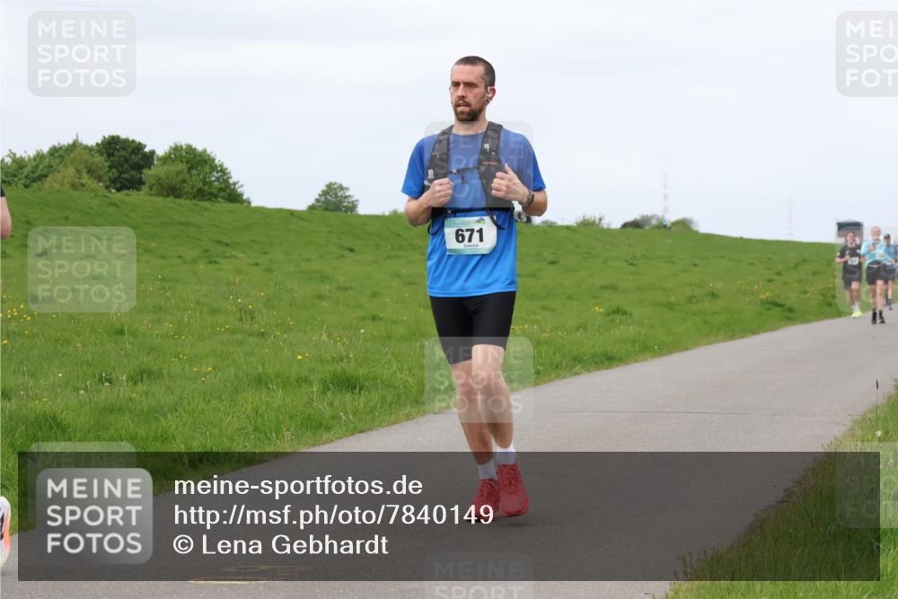 04.05.2025 - 8. Wedeler Halbmarathon Lena Gebhardt http://msf.ph/oto/7840149 04.05.2025 11:47:02 Laufen 671 meine-sportfotos.de
