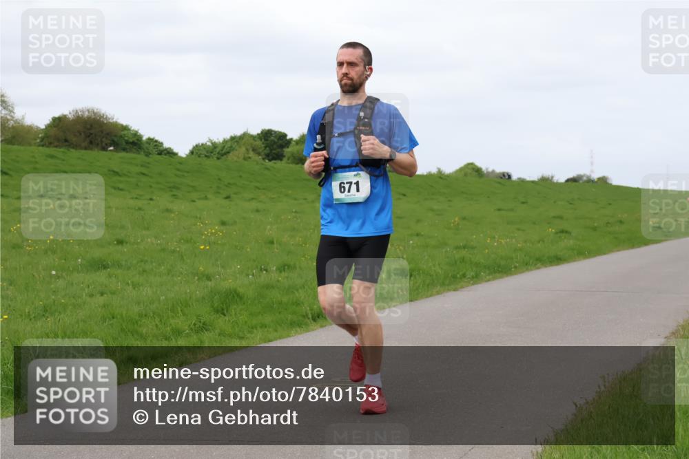 04.05.2025 - 8. Wedeler Halbmarathon Lena Gebhardt http://msf.ph/oto/7840153 04.05.2025 11:47:03 Laufen 671 meine-sportfotos.de