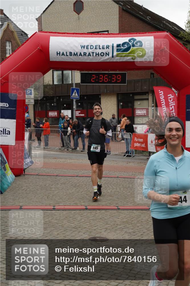 04.05.2025 - 8. Wedeler Halbmarathon Felixshl http://msf.ph/oto/7840156 04.05.2025 12:36:37 Ziel 144, 145 meine-sportfotos.de