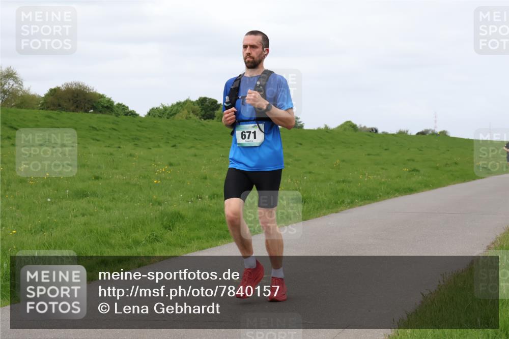 04.05.2025 - 8. Wedeler Halbmarathon Lena Gebhardt http://msf.ph/oto/7840157 04.05.2025 11:47:03 Laufen 671 meine-sportfotos.de