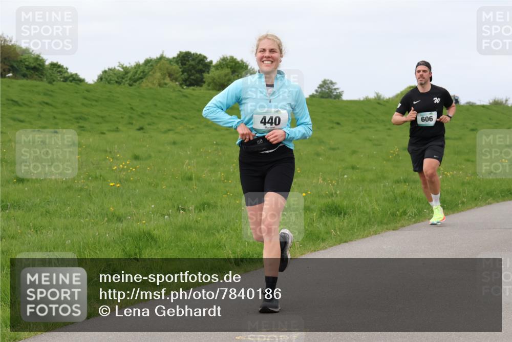 04.05.2025 - 8. Wedeler Halbmarathon Lena Gebhardt http://msf.ph/oto/7840186 04.05.2025 11:47:14 Laufen 20, 440, 606 meine-sportfotos.de