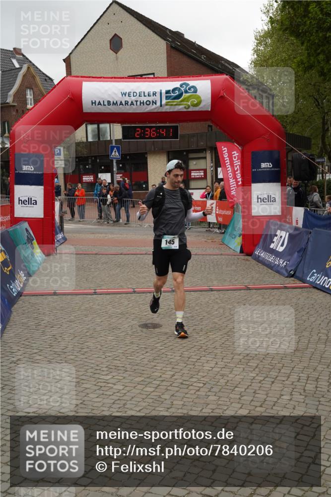 04.05.2025 - 8. Wedeler Halbmarathon Felixshl http://msf.ph/oto/7840206 04.05.2025 12:36:38 Ziel 144, 145 meine-sportfotos.de