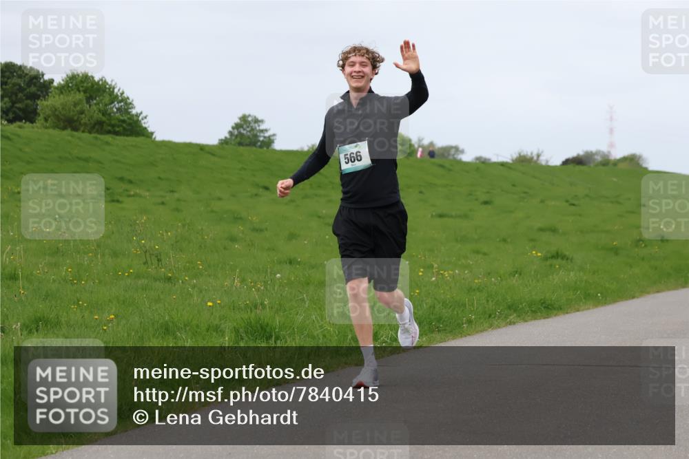 04.05.2025 - 8. Wedeler Halbmarathon Lena Gebhardt http://msf.ph/oto/7840415 04.05.2025 11:48:29 Laufen 566 meine-sportfotos.de