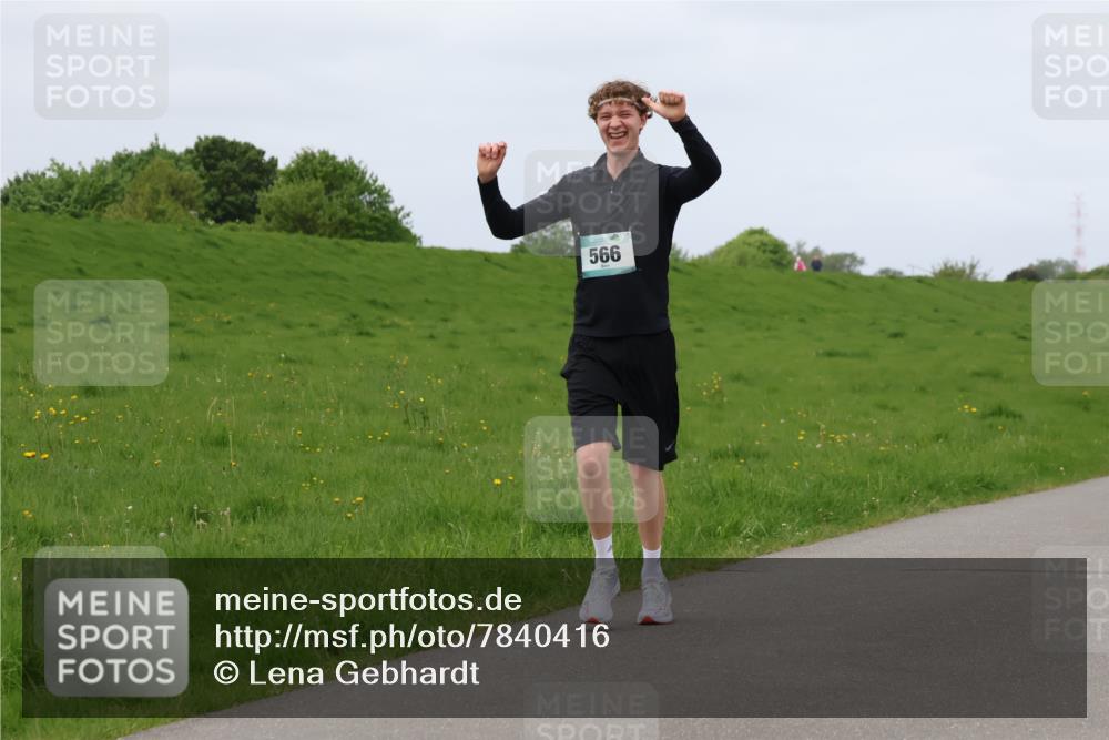 04.05.2025 - 8. Wedeler Halbmarathon Lena Gebhardt http://msf.ph/oto/7840416 04.05.2025 11:48:29 Laufen 566 meine-sportfotos.de