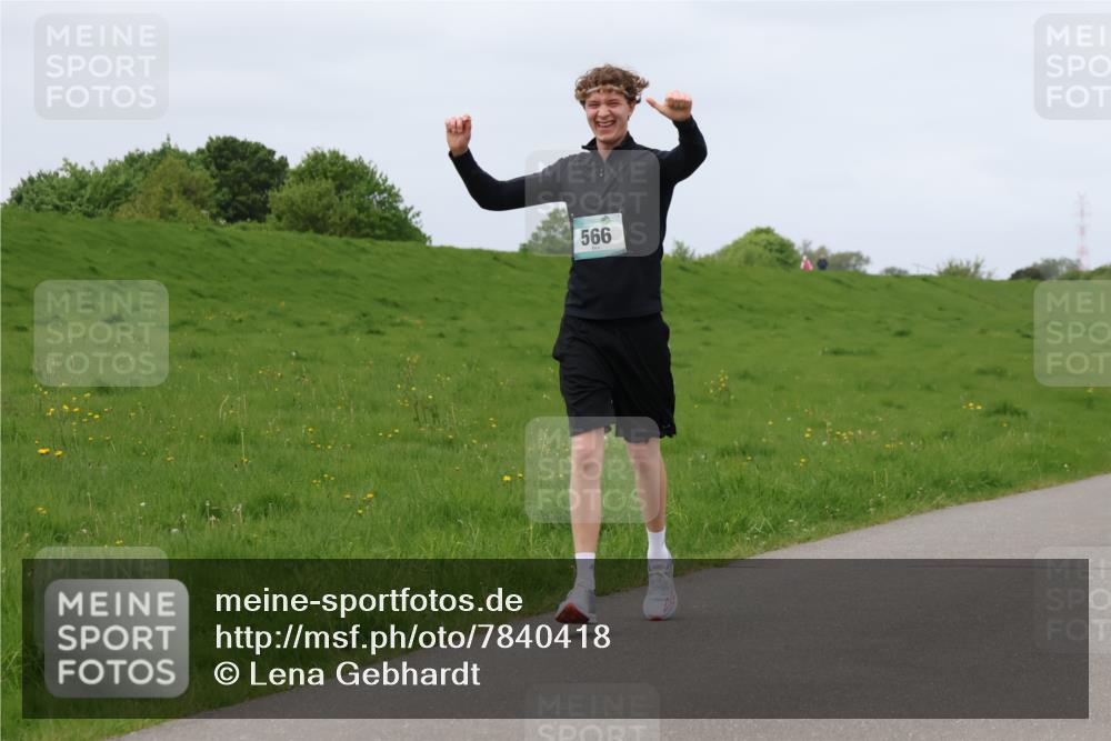 04.05.2025 - 8. Wedeler Halbmarathon Lena Gebhardt http://msf.ph/oto/7840418 04.05.2025 11:48:30 Laufen 566 meine-sportfotos.de
