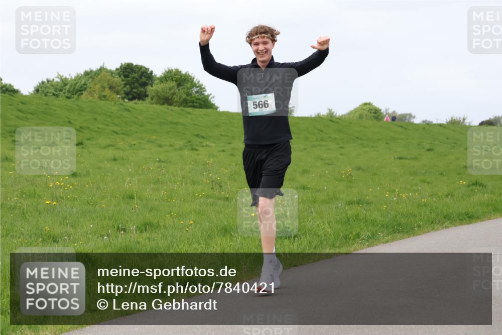 04.05.2025 - 8. Wedeler Halbmarathon Lena Gebhardt http://msf.ph/oto/7840421 04.05.2025 11:48:30 Laufen 566 meine-sportfotos.de