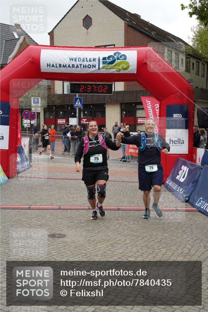 04.05.2025 - 8. Wedeler Halbmarathon Felixshl http://msf.ph/oto/7840435 04.05.2025 12:37:00 Ziel 75, 76, 499, 500 meine-sportfotos.de
