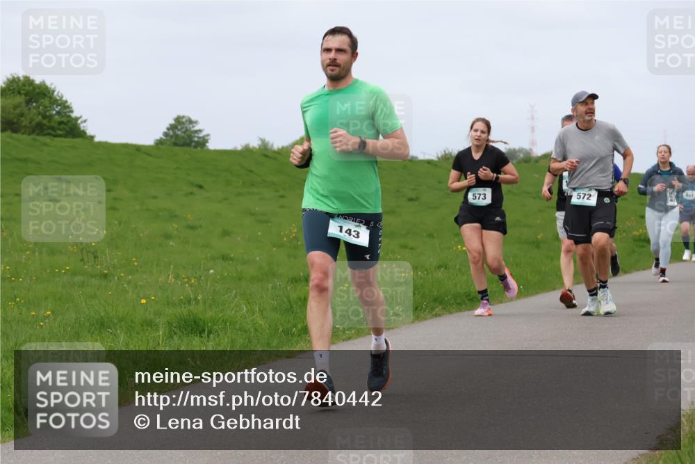 04.05.2025 - 8. Wedeler Halbmarathon Lena Gebhardt http://msf.ph/oto/7840442 04.05.2025 11:48:35 Laufen 143, 573, 572, 529, 943 meine-sportfotos.de
