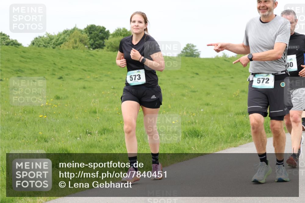04.05.2025 - 8. Wedeler Halbmarathon Lena Gebhardt http://msf.ph/oto/7840451 04.05.2025 11:48:39 Laufen 573, 572 meine-sportfotos.de