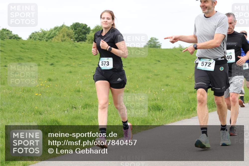 04.05.2025 - 8. Wedeler Halbmarathon Lena Gebhardt http://msf.ph/oto/7840457 04.05.2025 11:48:39 Laufen 573, 572, 40, 30 meine-sportfotos.de