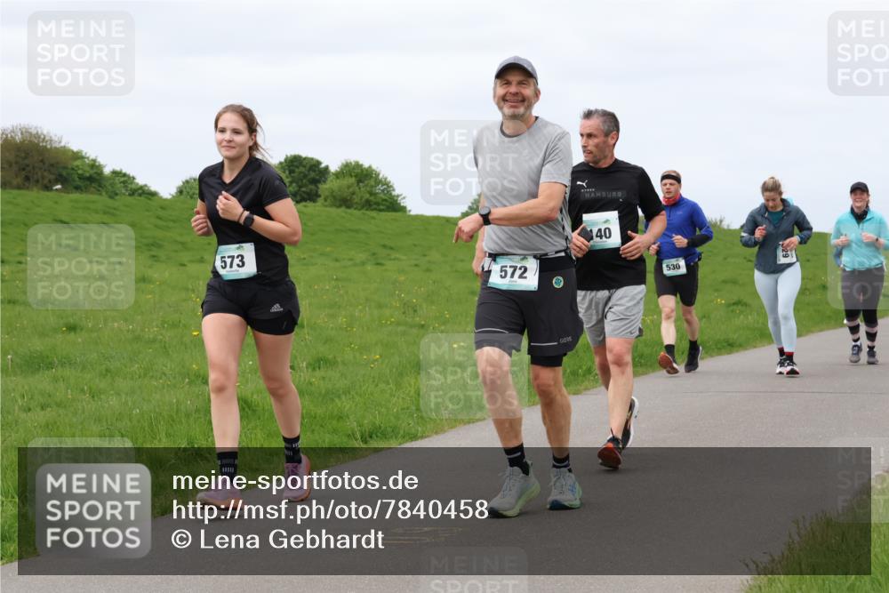04.05.2025 - 8. Wedeler Halbmarathon Lena Gebhardt http://msf.ph/oto/7840458 04.05.2025 11:48:40 Laufen 573, 572, 40, 530 meine-sportfotos.de