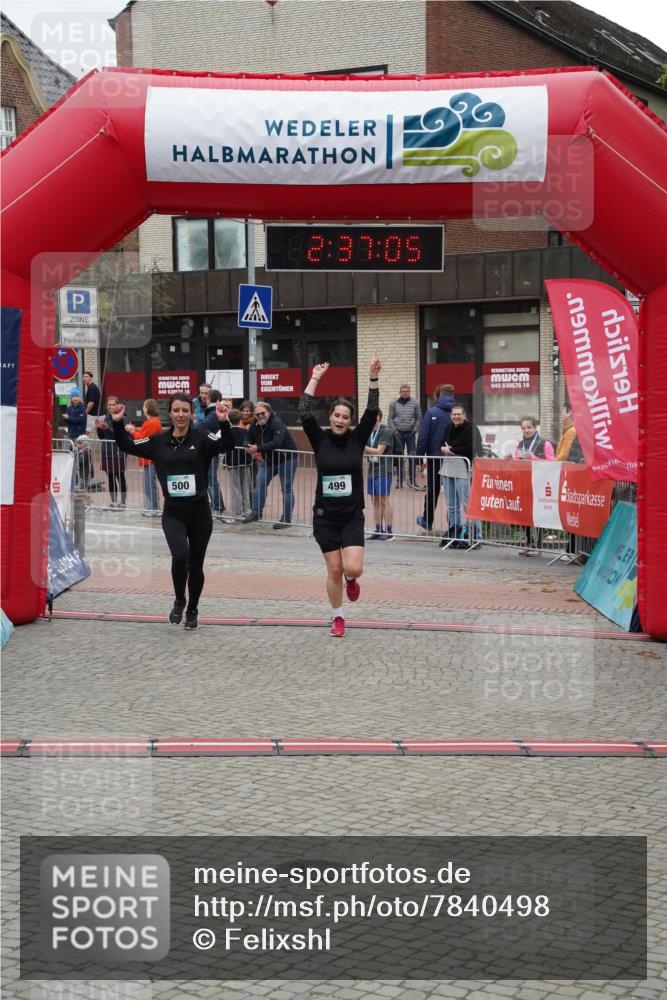 04.05.2025 - 8. Wedeler Halbmarathon Felixshl http://msf.ph/oto/7840498 04.05.2025 12:37:03 Ziel 75, 76, 499, 500 meine-sportfotos.de