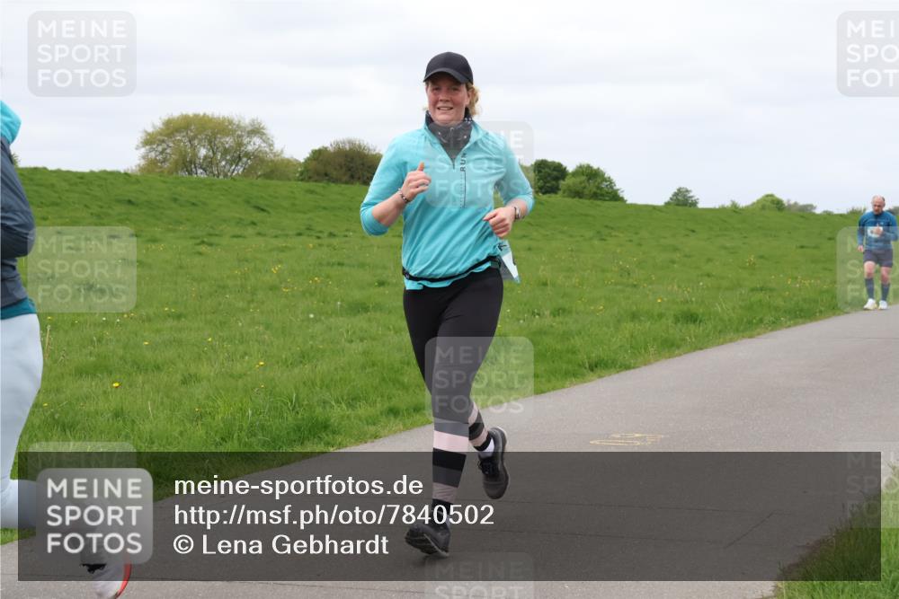 04.05.2025 - 8. Wedeler Halbmarathon Lena Gebhardt http://msf.ph/oto/7840502 04.05.2025 11:48:45 Laufen  meine-sportfotos.de