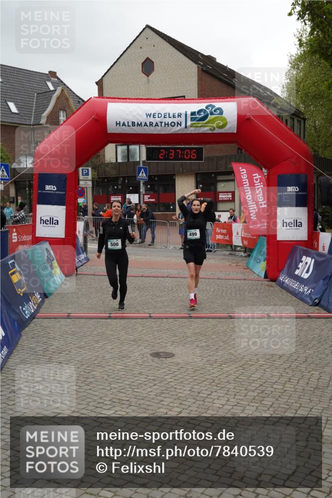 04.05.2025 - 8. Wedeler Halbmarathon Felixshl http://msf.ph/oto/7840539 04.05.2025 12:37:04 Ziel 75, 76, 499, 500 meine-sportfotos.de