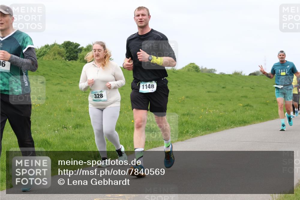 04.05.2025 - 8. Wedeler Halbmarathon Lena Gebhardt http://msf.ph/oto/7840569 04.05.2025 11:49:12 Laufen 6, 328, 1148, 20, 25 meine-sportfotos.de