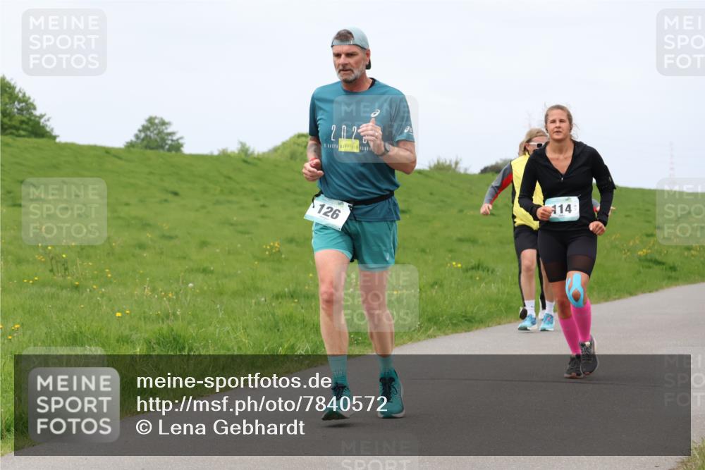 04.05.2025 - 8. Wedeler Halbmarathon Lena Gebhardt http://msf.ph/oto/7840572 04.05.2025 11:49:15 Laufen 2, 02, 126, 2, 14 meine-sportfotos.de