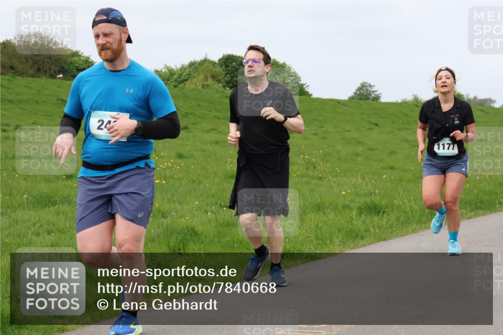 04.05.2025 - 8. Wedeler Halbmarathon Lena Gebhardt http://msf.ph/oto/7840668 04.05.2025 11:49:39 Laufen 24, 1177 meine-sportfotos.de