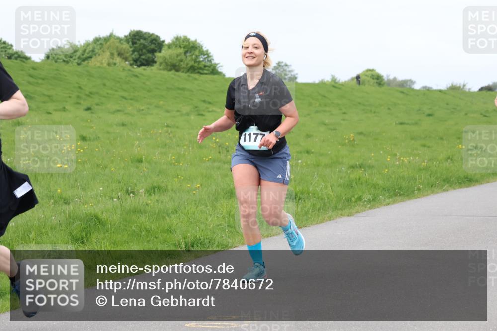 04.05.2025 - 8. Wedeler Halbmarathon Lena Gebhardt http://msf.ph/oto/7840672 04.05.2025 11:49:40 Laufen 1177 meine-sportfotos.de