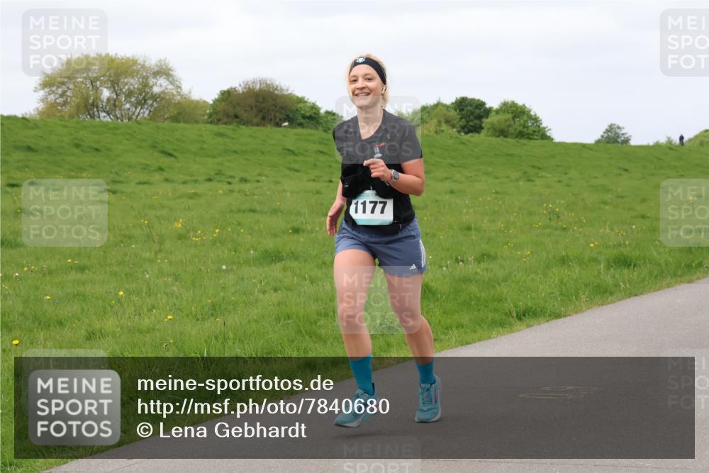 04.05.2025 - 8. Wedeler Halbmarathon Lena Gebhardt http://msf.ph/oto/7840680 04.05.2025 11:49:41 Laufen 1177 meine-sportfotos.de